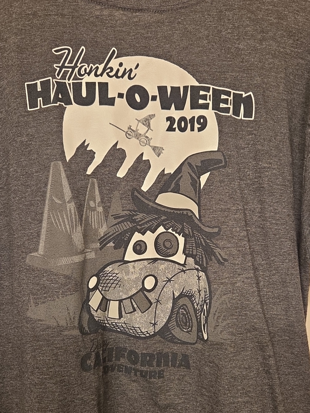 Disney California Adventure Men's Gray 'Honkin' Haul-O-Ween 2019' Tee. EUC.